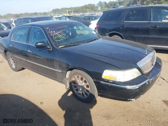 2006 Lincoln Town Car Signature with VIN 1LNHM81W66Y643077, listed as a IAAI auction lot 40527238 with 142,191 mi miles. Bid and sale history available at carsss.com. Image 1.