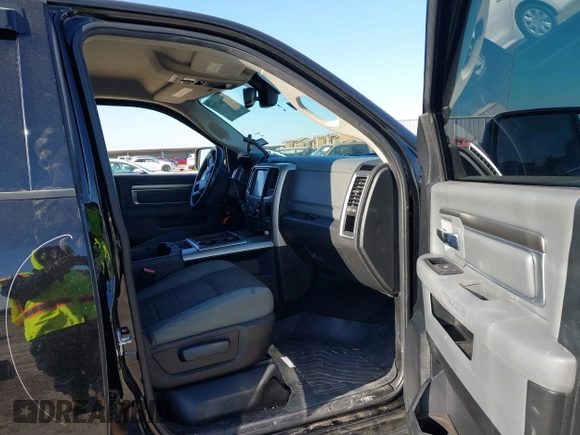 2015 Ram 1500 Outdoorsman z VIN 1C6RR6LT7FS592085, wystawiony jako IAAI lot #41384731 z przebiegiem 134 384 mil mil oraz . Historia ofert i sprzedaży dostępna na DreamBid. Obrazek 5.