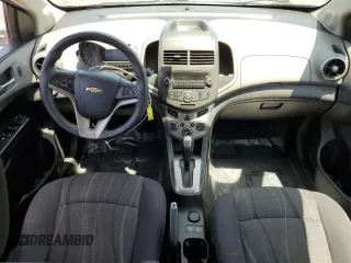 2014 Chevrolet Sonic LT z VIN 1G1JC5SH9E4199067, wystawiony jako Copart lot #61065235 z przebiegiem Nie podano mil oraz Szkoda całkowita • Salvage title. Historia ofert i sprzedaży dostępna na DreamBid. Obrazek 8.