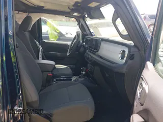2025 Jeep Wrangler Sahara z VIN 1C4PJXEN9SW529245, wystawiony jako IAAI lot #42446327 z przebiegiem 8 058 mil mil oraz . Historia ofert i sprzedaży dostępna na DreamBid. Obrazek 5.