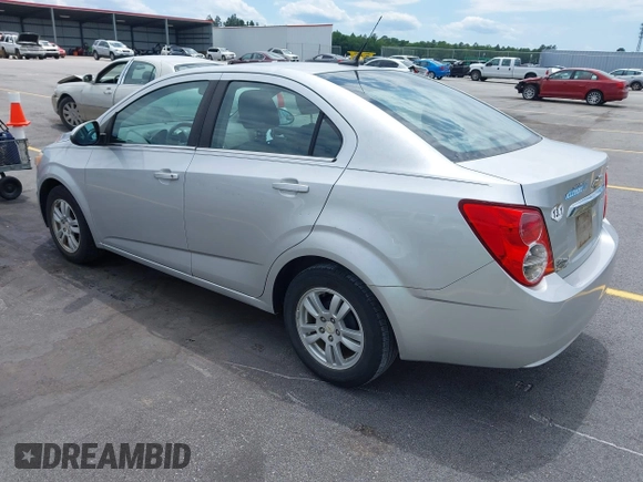 2012 Chevrolet Sonic LT z VIN 1G1JC5SH4C4107831, wystawiony jako IAAI lot #42344605 z przebiegiem 110 790 mil mil oraz . Historia ofert i sprzedaży dostępna na DreamBid. Obrazek 3.