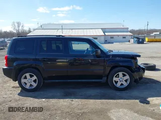 2010 Jeep Patriot Sport z VIN 1J4NF2GB1AD593170, wystawiony jako IAAI lot #41908056 z przebiegiem 104 255 mil mil oraz . Historia ofert i sprzedaży dostępna na DreamBid. Obrazek 14.