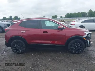 2024 Buick Encore GX Sport Touring z VIN KL4AMDSL1RB006490, wystawiony jako IAAI lot #42505243 z przebiegiem 57 956 mil mil oraz . Historia ofert i sprzedaży dostępna na DreamBid. Obrazek 14.