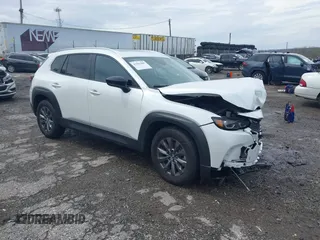 2023 Mazda CX-50 S Preferred Plus z VIN 7MMVABCM0PN145873, wystawiony jako IAAI lot #41963989 z przebiegiem 23 999 mil mil oraz . Historia ofert i sprzedaży dostępna na DreamBid. Obrazek 1.