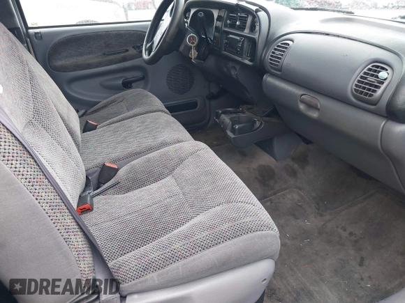 1999 Dodge 1500 z VIN 1B7HC13Z2XJ568376, wystawiony jako IAAI lot #42208937 z przebiegiem 232 834 mil mil oraz . Historia ofert i sprzedaży dostępna na DreamBid. Obrazek 5.