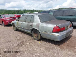 1999 Mercury Grand Marquis GS z VIN 2MEFM74W8XX686921, wystawiony jako IAAI lot #42374777 z przebiegiem 185 166 mil mil oraz . Historia ofert i sprzedaży dostępna na DreamBid. Obrazek 3.