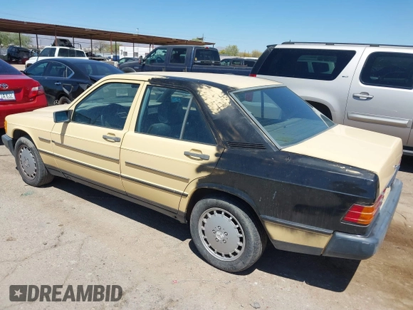 1985 Mercedes-Benz 190 z VIN WDBDA24C3FF107644, wystawiony jako IAAI lot #42111368 z przebiegiem 114 762 mil mil oraz . Historia ofert i sprzedaży dostępna na DreamBid. Obrazek 3.