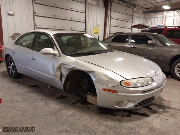 2001 Oldsmobile Aurora with VIN 1G3GS64C214111868, listed as a IAAI auction lot 41721992 with 146,785 mi miles. Bid and sale history available at carsss.com. Image 1.