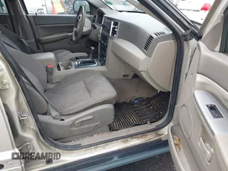 2008 Jeep Grand Cherokee Laredo with VIN 1J8GS48K58C105108, listed as a IAAI auction lot 42068055 with 201,272 mi miles. Bid and sale history available at carsss.com. Image 5.