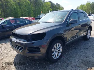 2012 Volkswagen Touareg Sport z VIN WVGEF9BPXCD011020, wystawiony jako IAAI lot #42000763 z przebiegiem 143 470 mil mil oraz . Historia ofert i sprzedaży dostępna na DreamBid. Obrazek 18.