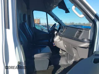 2023 Ford Transit Cargo z VIN 1FTBR3U80PKA07268, wystawiony jako IAAI lot #41815648 z przebiegiem 72 711 mil mil oraz . Historia ofert i sprzedaży dostępna na DreamBid. Obrazek 5.