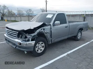 1993 Toyota T100 z VIN JT4VD10C0P0009821, wystawiony jako IAAI lot #41788269 z przebiegiem 144 505 mil mil oraz . Historia ofert i sprzedaży dostępna na DreamBid. Obrazek 2.