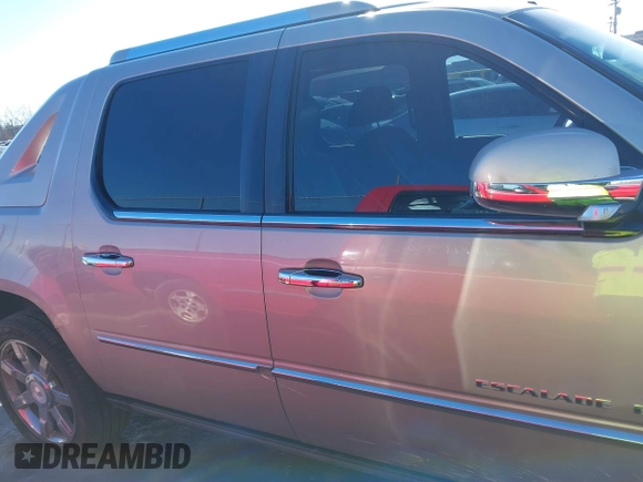 2008 Cadillac Escalade EXT z VIN 3GYFK62828G128252, wystawiony jako IAAI lot #41409193 z przebiegiem 151 328 mil mil oraz . Historia ofert i sprzedaży dostępna na DreamBid. Obrazek 13.