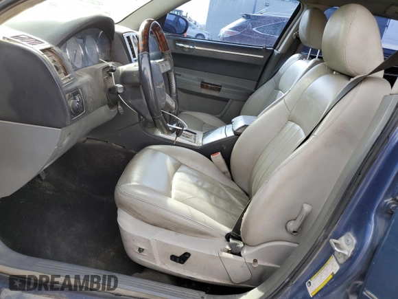 2007 Chrysler 300 C z VIN 2C3KA63H57H790772, wystawiony jako Copart lot #50150225 z przebiegiem 187 800 mil mil oraz Szkoda całkowita • Salvage title. Historia ofert i sprzedaży dostępna na DreamBid. Obrazek 7.