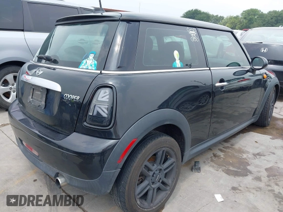 2012 MINI Hardtop z VIN WMWSU3C56CT369757, wystawiony jako IAAI lot #42194643 z przebiegiem 82 906 mil mil oraz . Historia ofert i sprzedaży dostępna na DreamBid. Obrazek 4.
