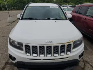 2016 Jeep Compass Latitude with VIN 1C4NJCEA2GD735023, listed as a Copart auction lot 60647035 with 178,952 mi miles and Clean title. Bid and sale history available at DreamBid. Image 5.