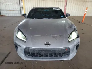 2024 Toyota 86 z VIN JF1ZNBB17R9755378, wystawiony jako Copart lot #47601375 z przebiegiem 6 697 mil mil oraz Szkoda całkowita • Salvage title. Historia ofert i sprzedaży dostępna na DreamBid. Obrazek 5.