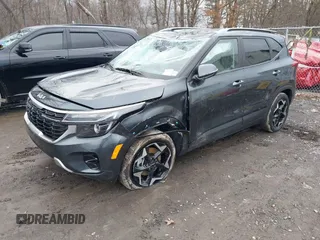 2025 Kia Seltos S z VIN KNDEUCAA1S7740380, wystawiony jako IAAI lot #41735876 z przebiegiem 367 mil mil oraz . Historia ofert i sprzedaży dostępna na DreamBid. Obrazek 2.