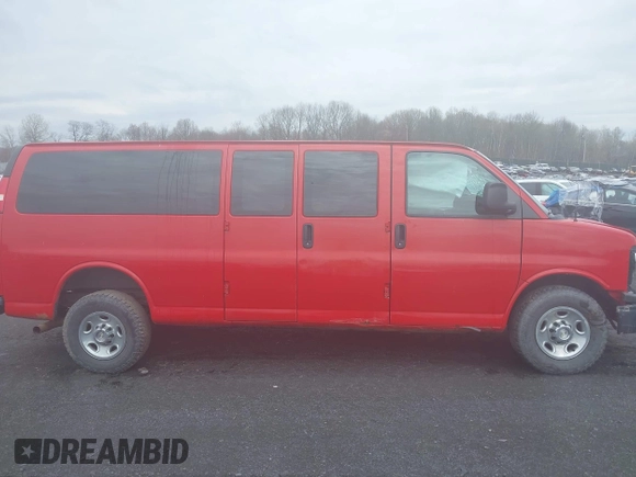 2013 Chevrolet Express Passenger 1LS z VIN 1GAZGZFA0D1175302, wystawiony jako IAAI lot #41966297 z przebiegiem 89 514 mil mil oraz . Historia ofert i sprzedaży dostępna na DreamBid. Obrazek 13.