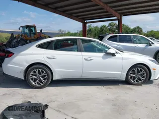 2023 Hyundai Sonata SEL z VIN KMHL64JA0PA280223, wystawiony jako IAAI lot #41996995 z przebiegiem 10 620 mil mil oraz . Historia ofert i sprzedaży dostępna na DreamBid. Obrazek 14.