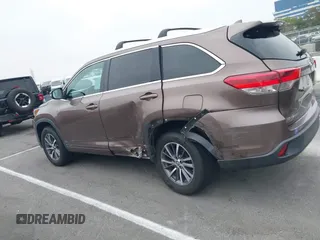 2018 Toyota Highlander SE z VIN 5TDKZRFH6JS248476, wystawiony jako IAAI lot #42644155 z przebiegiem 37 054 mil mil oraz . Historia ofert i sprzedaży dostępna na DreamBid. Obrazek 14.