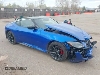 2024 Nissan Z Performance z VIN JN1BZ4BH0RM362265, wystawiony jako IAAI lot #41979999 z przebiegiem 4 371 mil mil oraz . Historia ofert i sprzedaży dostępna na DreamBid. Obrazek 1.