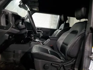 2023 Ford Bronco z VIN 1FMDE5AH9PLB83620, wystawiony jako Copart lot #60644035 z przebiegiem 6 700 mil mil oraz Szkoda całkowita • Salvage title. Historia ofert i sprzedaży dostępna na DreamBid. Obrazek 7.