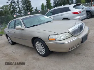 2005 Lincoln Town Car Signature Limited z VIN 1LNHM82W85Y637049, wystawiony jako IAAI lot #42117863 z przebiegiem 184 178 mil mil oraz . Historia ofert i sprzedaży dostępna na DreamBid. Obrazek 1.