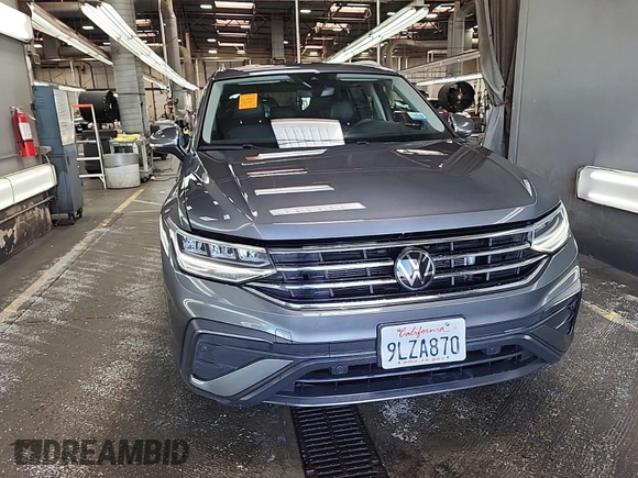 2024 Volkswagen Tiguan SE z VIN 3VV3B7AX7RM106937, wystawiony jako IAAI lot #42845192 z przebiegiem 32 134 mil mil oraz . Historia ofert i sprzedaży dostępna na DreamBid. Obrazek 16.