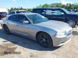 2013 Dodge Charger SE z VIN 2C3CDXBG3DH711282, wystawiony jako IAAI lot #42036547 z przebiegiem 91 402 mil mil oraz . Historia ofert i sprzedaży dostępna na DreamBid. Obrazek 1.