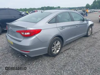 2016 Hyundai Sonata SE z VIN 5NPE24AF8GH334395, wystawiony jako IAAI lot #42333326 z przebiegiem 130 429 mil mil oraz . Historia ofert i sprzedaży dostępna na DreamBid. Obrazek 4.