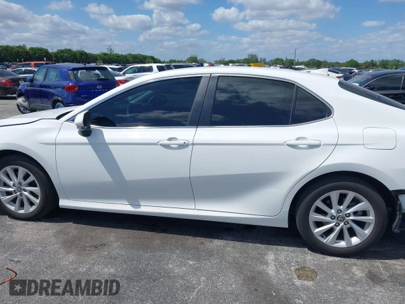 2024 Toyota Camry LE z VIN 4T1R11AK5RU881936, wystawiony jako IAAI lot #42080937 z przebiegiem 13 302 mil mil oraz . Historia ofert i sprzedaży dostępna na DreamBid. Obrazek 14.