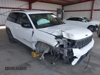 2022 Jeep Grand Cherokee Laredo z VIN 1C4RJHAG9N8595499, wystawiony jako IAAI lot #42455091 z przebiegiem 76 257 mil mil oraz . Historia ofert i sprzedaży dostępna na DreamBid. Obrazek 1.