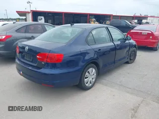 2014 Volkswagen Jetta SE z VIN 3VWD17AJ0EM402858, wystawiony jako IAAI lot #42663051 z przebiegiem 138 606 mil mil oraz . Historia ofert i sprzedaży dostępna na DreamBid. Obrazek 4.
