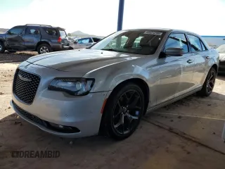 2021 Chrysler 300 S z VIN 2C3CCABGXMH529143, wystawiony jako Copart lot #43624295 z przebiegiem 122 639 mil mil oraz Szkoda całkowita • Salvage title. Historia ofert i sprzedaży dostępna na DreamBid. Obrazek 1.