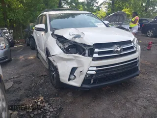2017 Toyota Highlander LE z VIN 5TDZZRFH1HS227592, wystawiony jako IAAI lot #42162545 z przebiegiem 113 102 mil mil oraz . Historia ofert i sprzedaży dostępna na DreamBid. Obrazek 1.
