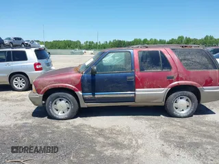 2000 GMC Jimmy SL with VIN 1GKCS13W9Y2264710, listed as a IAAI auction lot 42136082 with 206,584 mi miles. Bid and sale history available at carsss.com. Image 15.