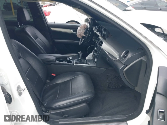 2013 Mercedes-Benz C 250 Sport z VIN WDDGF4HBXDA862156, wystawiony jako IAAI lot #42425713 z przebiegiem Nie podano mil oraz . Historia ofert i sprzedaży dostępna na DreamBid. Obrazek 5.