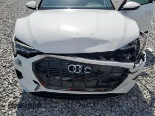 2022 Audi e-tron Premium Plus z VIN WA1LAAGE8NB019791, wystawiony jako Copart lot #56399155 z przebiegiem 24 521 mil mil oraz Szkody całkowita. Historia ofert i sprzedaży dostępna na DreamBid. Obrazek 12.