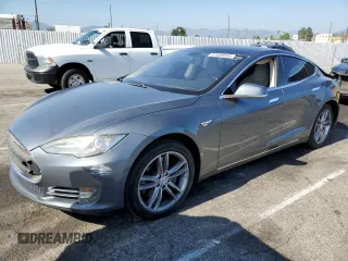 2014 Tesla Model S 60 z VIN 5YJSA1H10EFP36244, wystawiony jako Copart lot #57689595 z przebiegiem 204 997 mil mil oraz Szkoda całkowita • Salvage title. Historia ofert i sprzedaży dostępna na DreamBid. Obrazek 1.