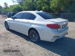 2018 BMW 5 Series 540i xDrive z VIN WBAJE7C59JG892017, wystawiony jako IAAI lot #42556936 z przebiegiem 55 170 mil mil oraz . Historia ofert i sprzedaży dostępna na DreamBid. Obrazek 3.