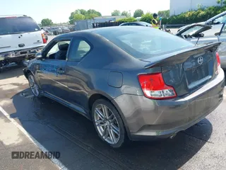 2011 Scion tC z VIN JTKJF5C75B3011644, wystawiony jako IAAI lot #42178185 z przebiegiem 108 187 mil mil oraz . Historia ofert i sprzedaży dostępna na DreamBid. Obrazek 3.