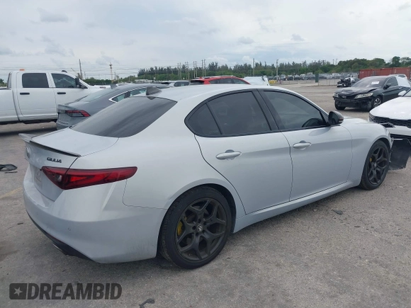2021 Alfa Romeo Giulia z VIN ZARFAMAN8M7647659, wystawiony jako IAAI lot #41721671 z przebiegiem 49 213 mil mil oraz . Historia ofert i sprzedaży dostępna na DreamBid. Obrazek 4.