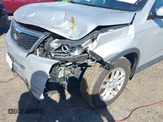 2014 Kia Sorento LX z VIN 5XYKT3A69EG437937, wystawiony jako IAAI lot #41834416 z przebiegiem 208 671 mil mil oraz . Historia ofert i sprzedaży dostępna na DreamBid. Obrazek 6.