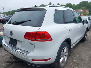 2012 Volkswagen Touareg Lux z VIN WVGEK9BPXCD008999, wystawiony jako IAAI lot #42455493 z przebiegiem 107 032 mil mil oraz . Historia ofert i sprzedaży dostępna na DreamBid. Obrazek 4.