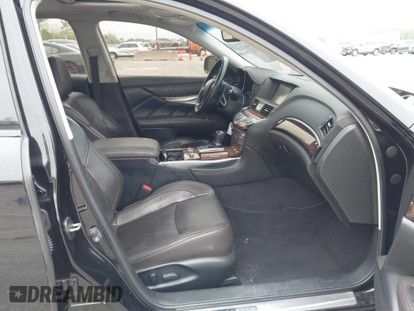 2015 Infiniti Q70 z VIN JN1BY1AR6FM561165, wystawiony jako IAAI lot #41622832 z przebiegiem 121 522 mil mil oraz . Historia ofert i sprzedaży dostępna na DreamBid. Obrazek 5.