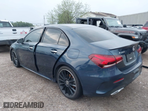 2022 Mercedes-Benz A 220 z VIN W1K3G4EBXNJ333694, wystawiony jako IAAI lot #41932394 z przebiegiem Nie podano mil oraz . Historia ofert i sprzedaży dostępna na DreamBid. Obrazek 3.