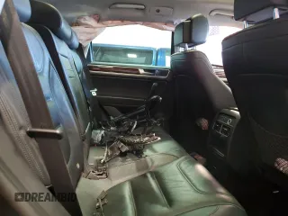 2014 Volkswagen Touareg Lux z VIN WVGEF9BP9ED014963, wystawiony jako Copart lot #50555345 z przebiegiem 153 907 mil mil oraz Szkoda całkowita • Salvage title. Historia ofert i sprzedaży dostępna na DreamBid. Obrazek 11.