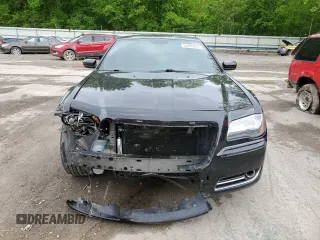2014 Chrysler 300 S z VIN 2C3CCAGG1EH297607, wystawiony jako Copart lot #56889285 z przebiegiem 136 485 mil mil oraz Szkoda całkowita • Salvage title. Historia ofert i sprzedaży dostępna na DreamBid. Obrazek 5.