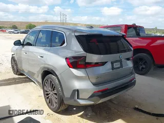 2023 BMW X1 xDrive28i z VIN WBX73EF09P5W51069, wystawiony jako IAAI lot #42145061 z przebiegiem 24 960 mil mil oraz . Historia ofert i sprzedaży dostępna na DreamBid. Obrazek 3.